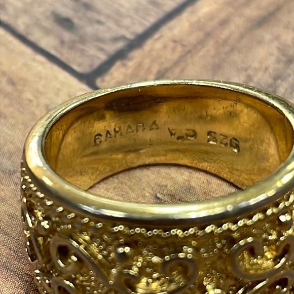 Beautiful Gold Band Ring - Picture 6 of 12